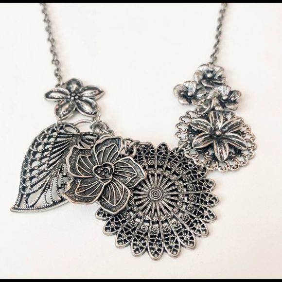 Premier Designs Silver Floral Necklace - Picture 13 of 13